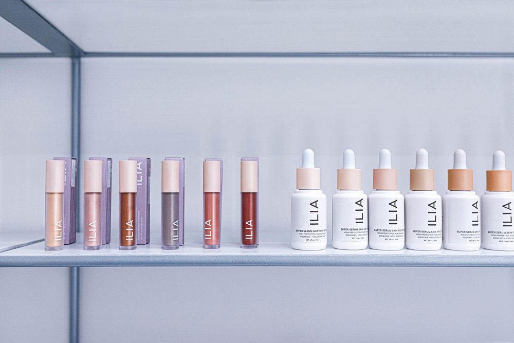 Zakladatelky Líčírny vizážistka Veronika Milá a produkční Klára Nestěrová. Do svých make-up butiků vybírají přírodní dekorativní líčidla například od značek jako Aether, Alima, (M)Anasi 7 nebo Ilia.