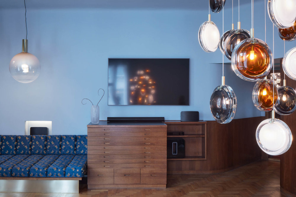 Když vystoupáte po lomeném schodišti do druhého patra, po levé straně je rozlehlý apartmán, který kdysi obývala rodina Adolfa Hoffmeistera. A teď tu je Bomma Ateliér, prostor plný křišťálových svítidel a designu.