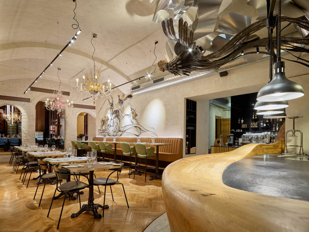 Pavel Kříž navrhl restauraci STK, která vznikla v bývalé autodílně, francouzskou restauraci La Gare (na snímku), Signature a nejznámější jeho realizací je Entrée.