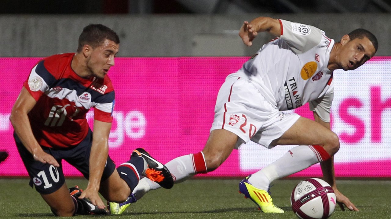 Zlonk Eden Hazard (vlevo) v utkn francouzsk ligy.