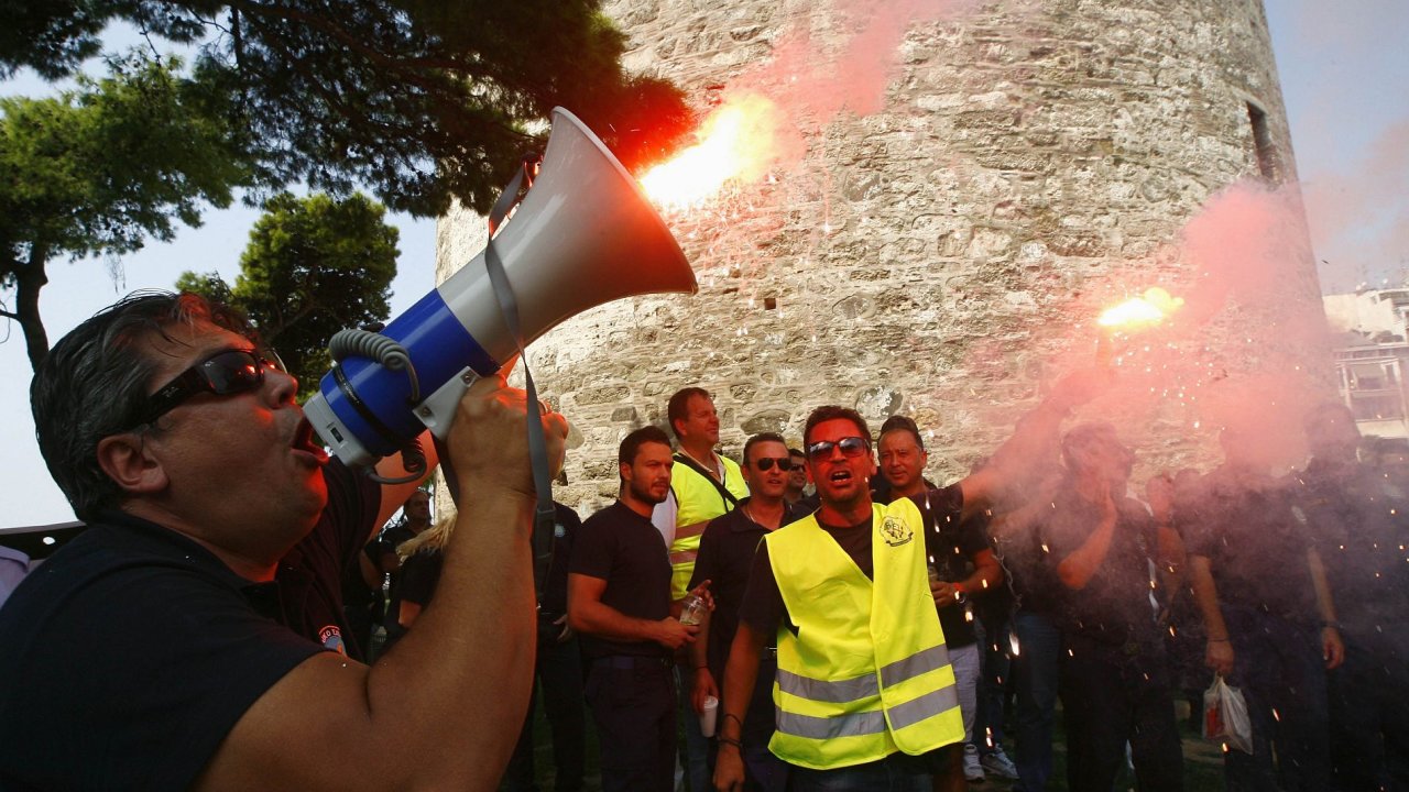 Tisce lid demonstrovaly v eck Soluni proti dalm krtm