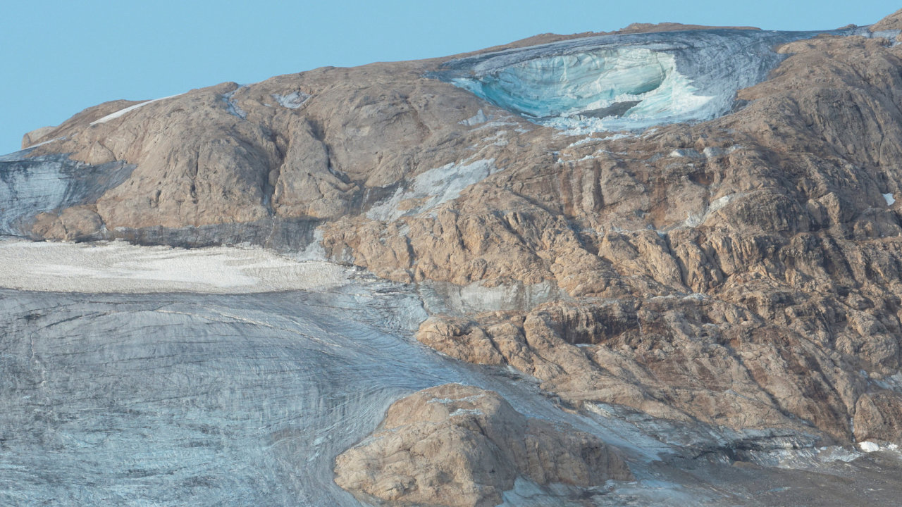 Ledovec se utrhl v nedìli poblíž vrcholu hory Marmolada, která je s 3343 metry nad moøem nejvyšší horou Dolomit.