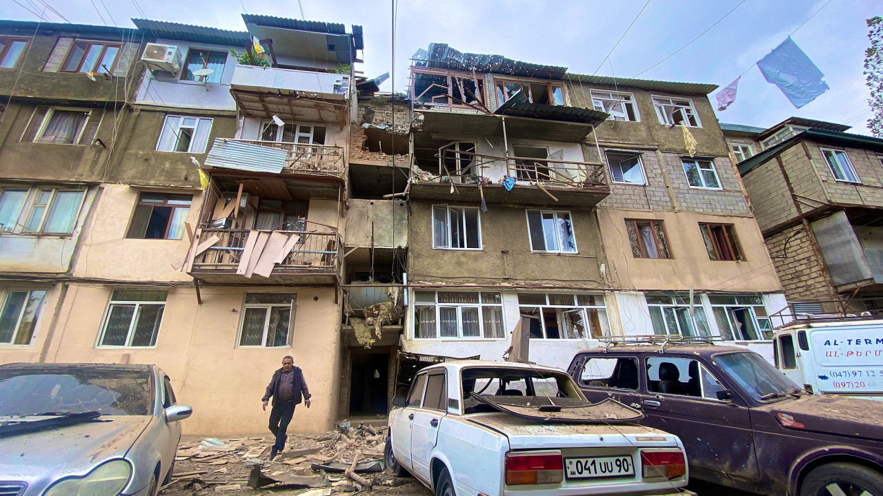 Znien budovy v Nhornm Karabachu.