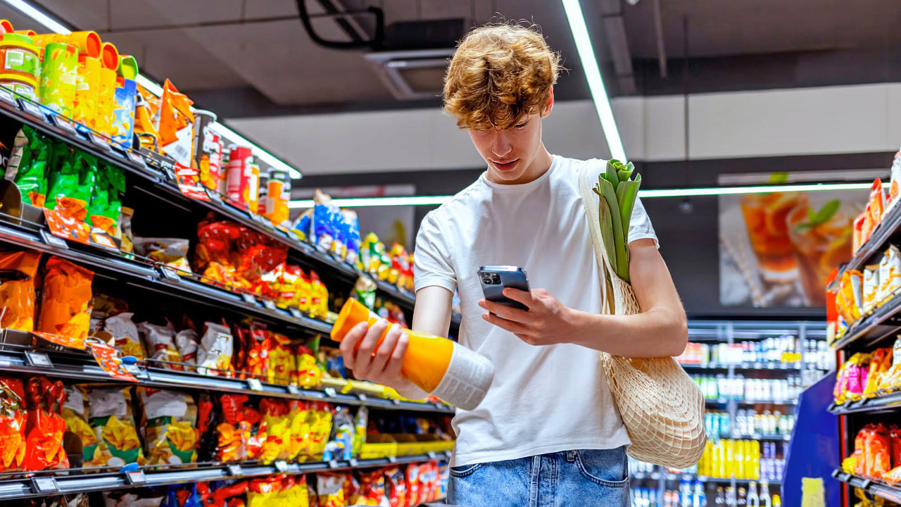 Zatmco trby hypermarket loni meziron klesly o jedno procento, on‑line prodejci zaznamenali rst o tvrtinu a kamenn supermarkety spolen s diskontnmi etzci o tyi procenta.