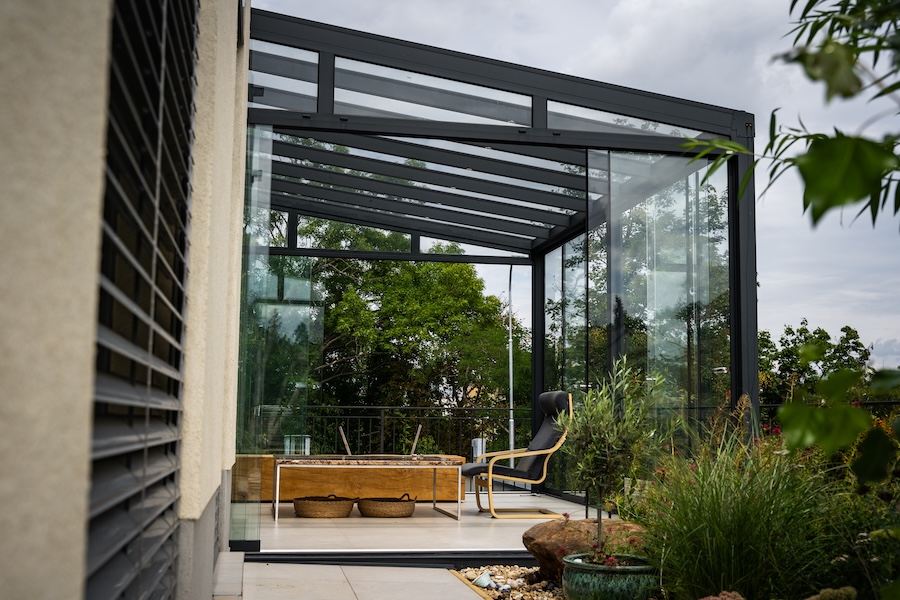 Zasklen�m pergoly m��e vzniknout celoro�n� zimn� zahrada