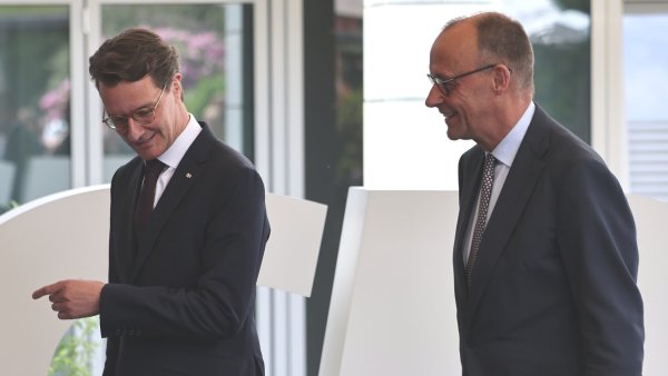Hendrik W�st (CDU, vlevo), p�edseda vl�dy Severn�ho Por�n�-Vestf�lska, v�t�...