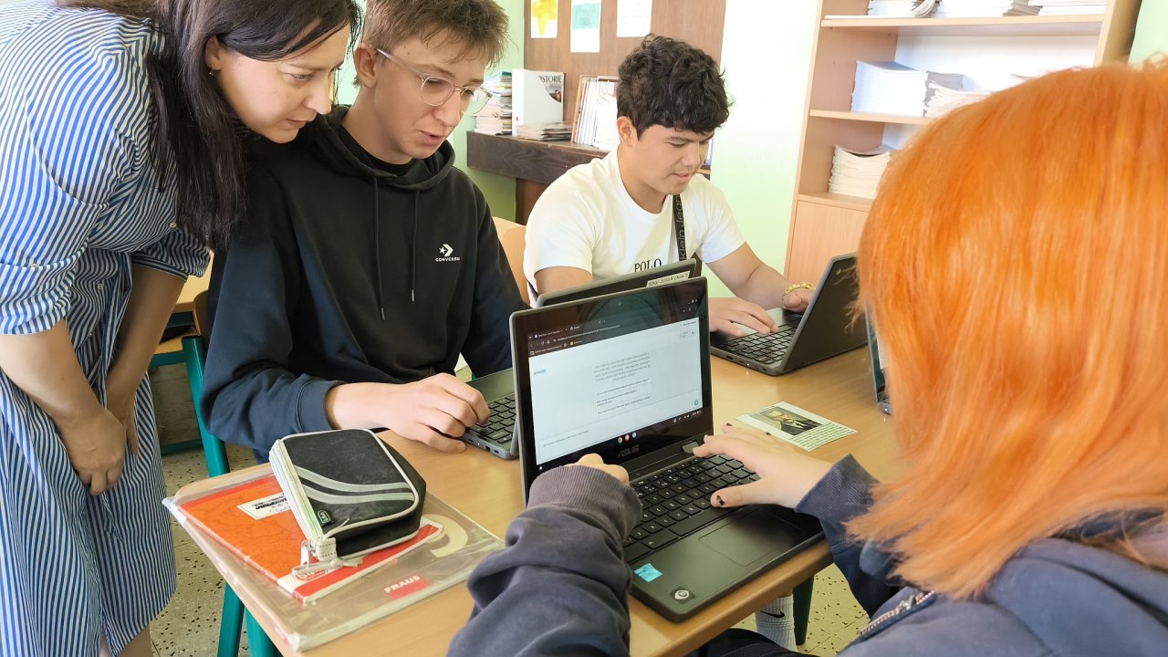 U�itelka Kate�ina Budkov� pom�h� s ��k�m pracovat s chatbotem, kter� simuluje...