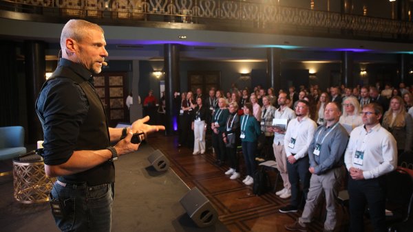 Ministr zdrav� Tom� �ebek vyzval publikum, aby poslouchalo ve stoje.