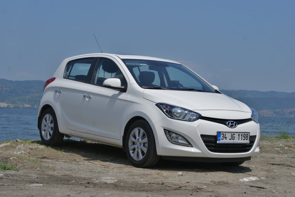 Nový Hyundai i20 Nová přední maska auto opticky rozšířila, vypadá větší a dospělejší.