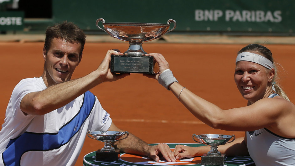 Frantiek ermk a Lucie Hradeck s trofej pro vtze French Open