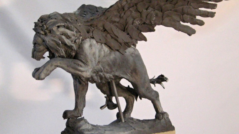 Model památníku Okøídleného lva, který je vyjádøením vdìènosti èeskoslovenským letcùm sloužícím v britském Královském letectvu.