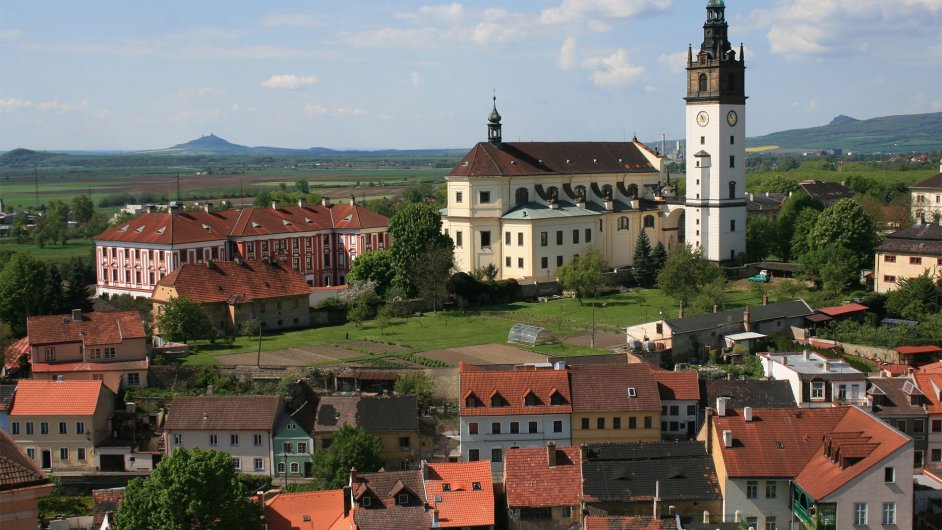 Litomice, v pozad vlevo zcenina hradu Hazmburk