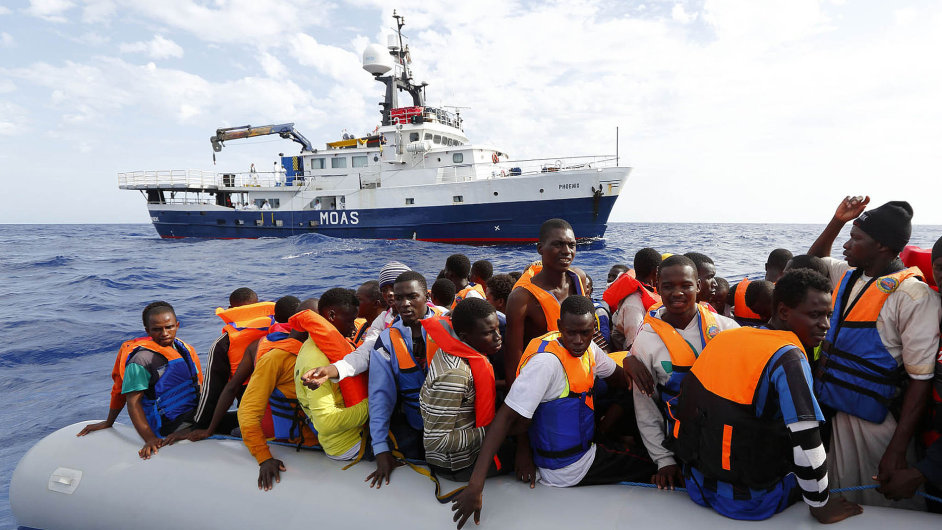 Běžencům, kteří při plavbě do Evropy riskují životy, napomáhá i soukromá loď Phoenix.