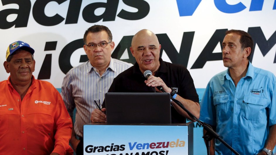 Jesus Torrealba, tajemnk venezuelsk opozice, pi projevu k vtzstv ve venezuelskch volbch