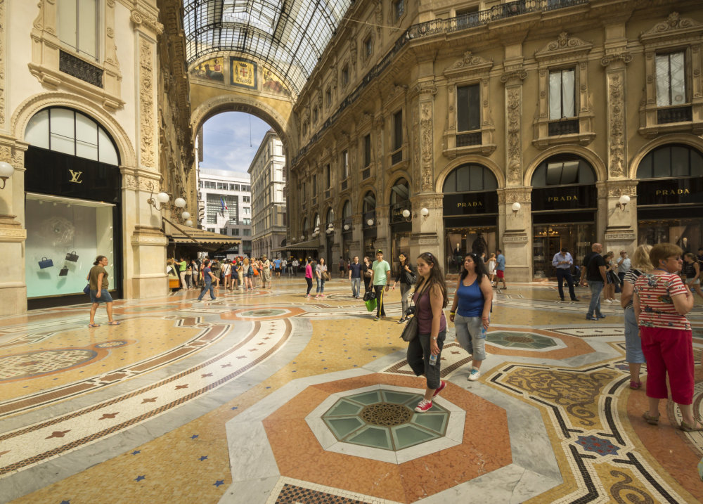 Galerie Viktora Emanuela II. v Miláně Obchodní centrum sídlící v Miláně je pojmenováno podle Viktora Emanuela II., který byl od roku 1861 králem sjednocené Itálie. Budova, jejíž stavba trvala dvnáct let, byla dokončena v roce 1877 a sídlí na náměstí Piazza del Duono.
