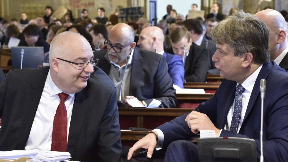 Opozin zastupitel za SSD Oliver Pospil (vlevo) a bval primtor Roman Onderka spolu hovo na zasedn zastupitelstva v Brn, kde panuj nejasnosti kolem koalice.