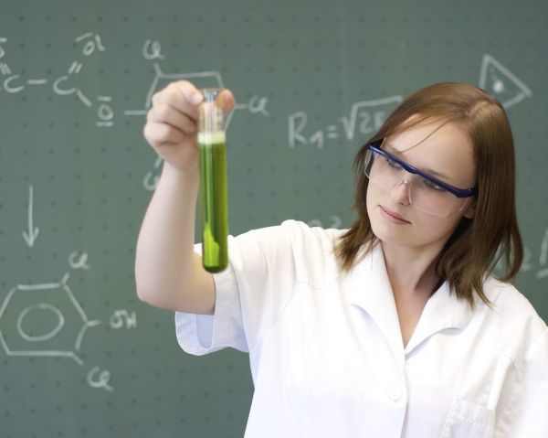 Experimentov&aacute;n&iacute; je v �esk&yacute;ch &scaron;kol&aacute;ch sp&iacute;&scaron; v&yacute;jimkou. Je to p�itom d�le�it&aacute; sou�&aacute;st v&yacute;uky p�&iacute;rodn&iacute;ch v�d.