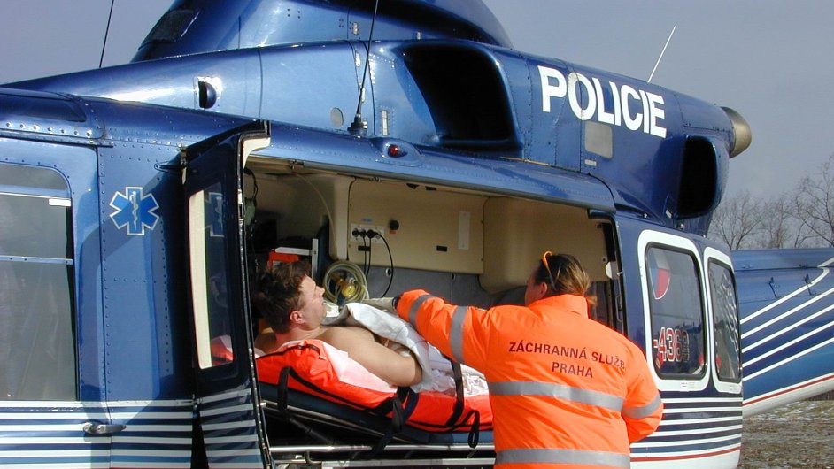 Policejn vrtulnk pi zchrann slub - ilustran foto