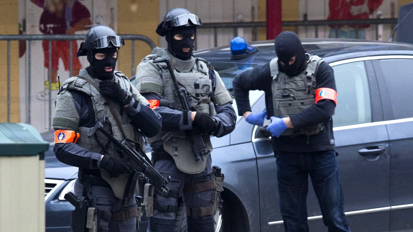 Speciln operace belgickch policist dl pokrauje. Ptraj po komplicch teroristy Abdeslama.