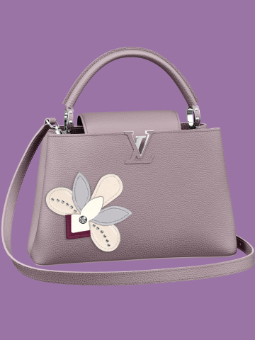 Kolekci doplňků značky LOUIS VUITTON dominují jemné tóny růžové. Společně s koženou aplikací ve tvaru motýla dělají z této kabelky ozdobu šatníku.
