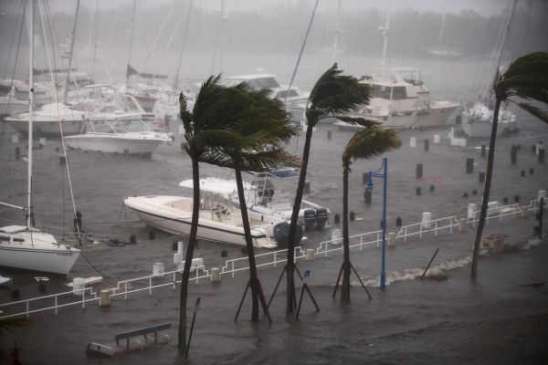 Irma se bl&iacute;�&iacute; k m�stu Naples na z&aacute;padn&iacute;m pob�e�&iacute; Floridy