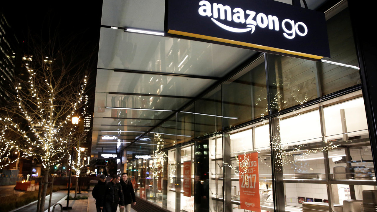 Amazon chce kamenn prodejny zbavit front, v USA testuje samoobsluhu bez pokladen.