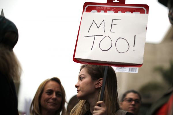 Kampa� #MeToo se dost&aacute;v&aacute; i do ulic, prvn&iacute; v�t&scaron;&iacute; protest se konal v Hollywoodu