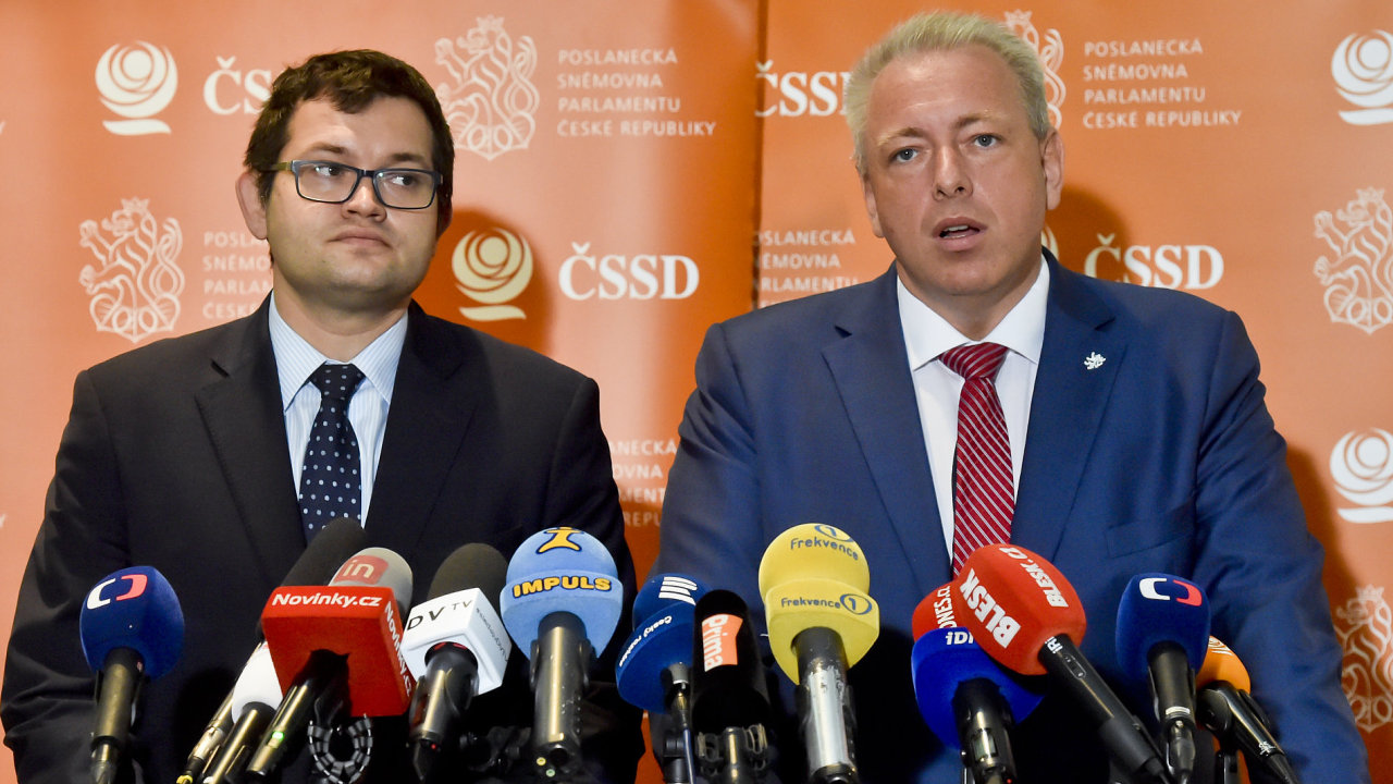Zleva pøedseda poslaneckého klubu ÈSSD Jan Chvojka a statutární místopøedseda strany Milan Chovanec vystoupili 10. ledna v Praze na tiskové konferenci.