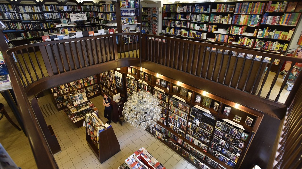 Na aktuálním snímku je nejstarší fungující brnìnské knihkupectví Barviè a Novotný pøed rekonstrukcí.