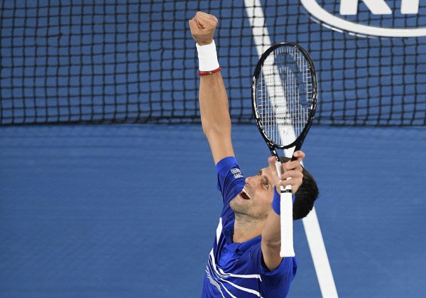 Srbský tenista Novak Djokovi deklasoval v semifinále Australian Open Lucase Pouilleho a posedmé postoupil v Melbourne do finále.
