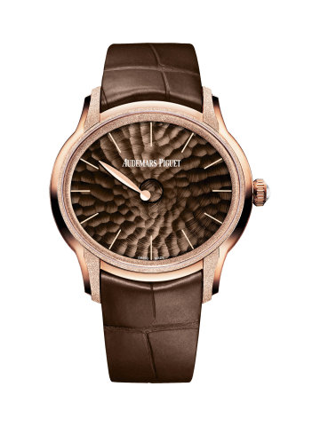 Hodinky Millenary Frosted Gold Philosophique našly inspiraci v estetice jednoručkových časomír 17. století. Pouzdro z 18karátového růžového nebo bílého zlata je dokončeno ojíněnou ryteckou technikou, která se zrodila ve Florencii a je dílem šperkařky Caroliny Bucci.
