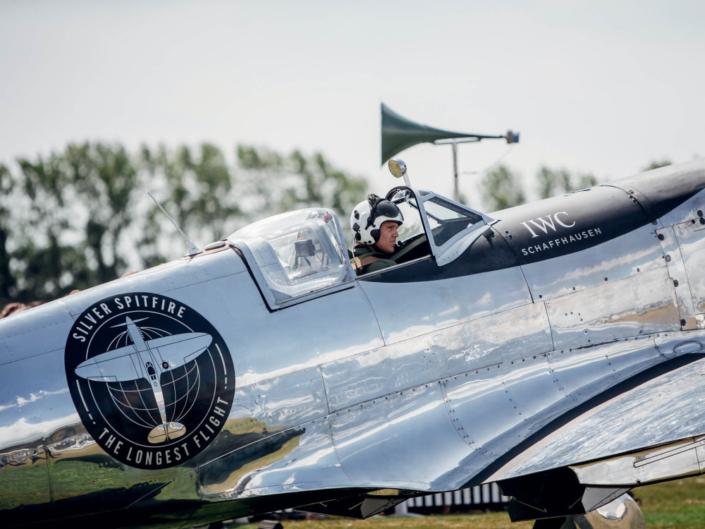 Piloti stříbrného Spitfiru strávili ve vzduchu čtyři měsíce. Viděli pod sebou města, poušť i zmrzlé Grónsko, než se 5. prosince vrátili domů. Matt Jones a Steve Brooks jako první obletěli se stařičkou stíhačkou svět.