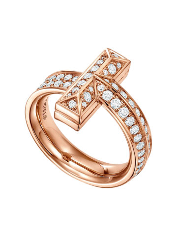 Kolekce Tiffany T1, navržená hlavním uměleckým ředitelem značky Reedem Krakoffem, představuje modely z růžového zlata a diamantů. Je oslavou grafického motivu písmene ‚T‘ a přináší luxusní šperky, které se dají nosit každý den.