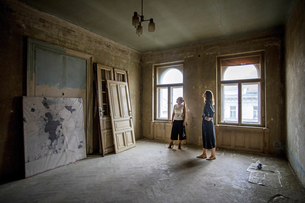 Anna Pulkertová (vlevo) a Valerie Dvořáková, art specialistky J&T Banky, v jednom z prázdných bytů, kde proběhne umělecký pop-up.