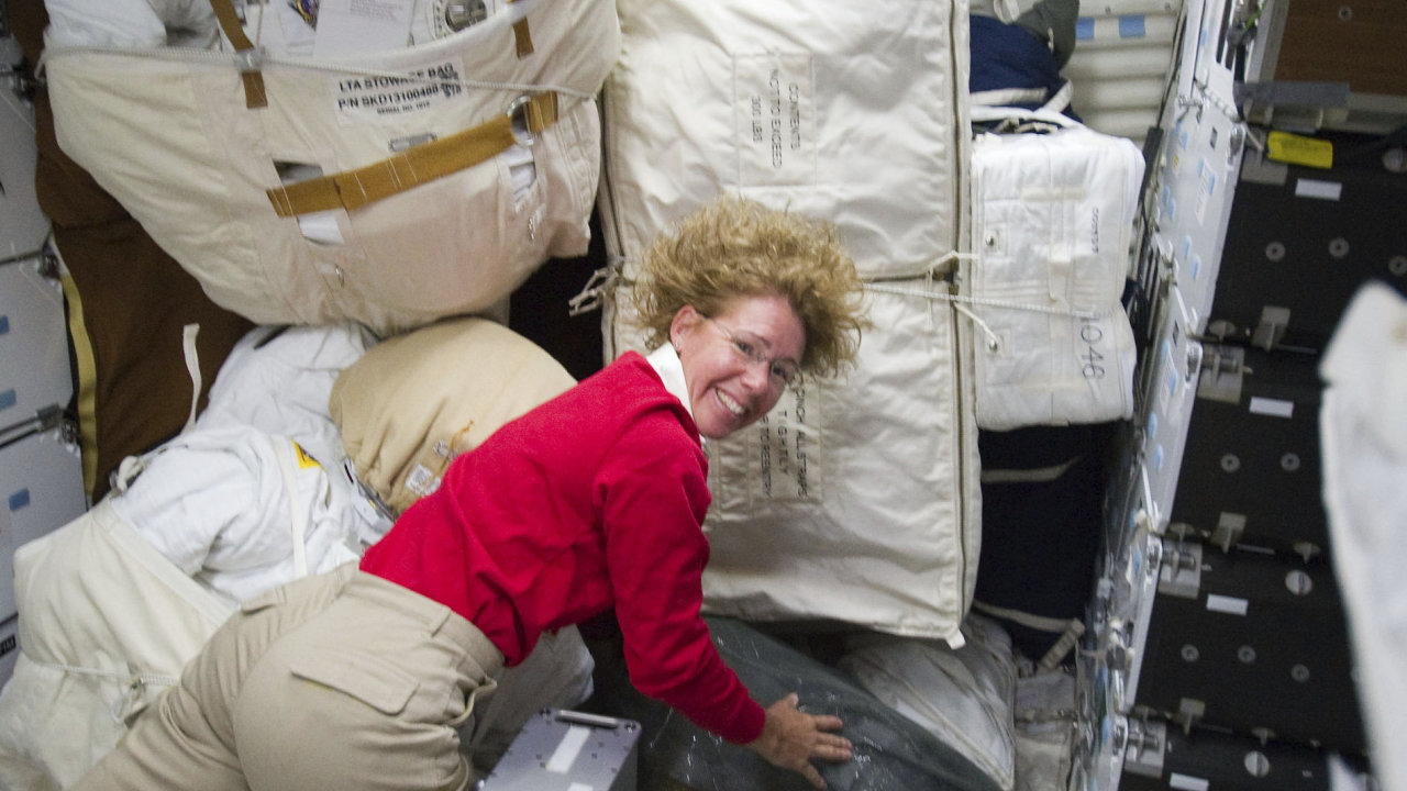 Astronautka Sandy Magnusov pi prci v Atlantisu