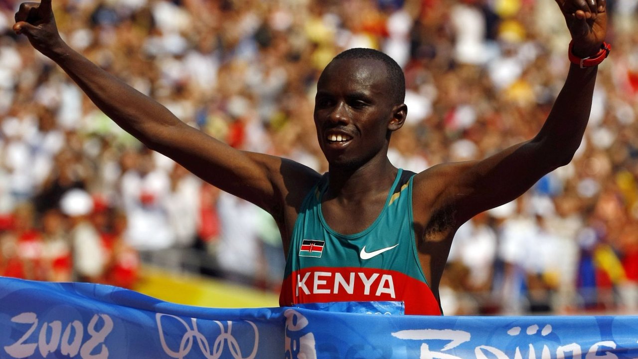 Samuel Wanjiru v cli olympijskho maratonu v Pekingu