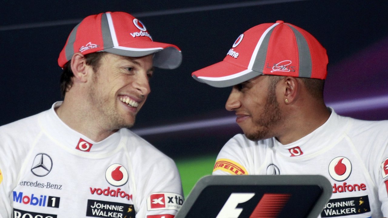Jenson Button a Lewis Hamilton na tiskov konferenci.