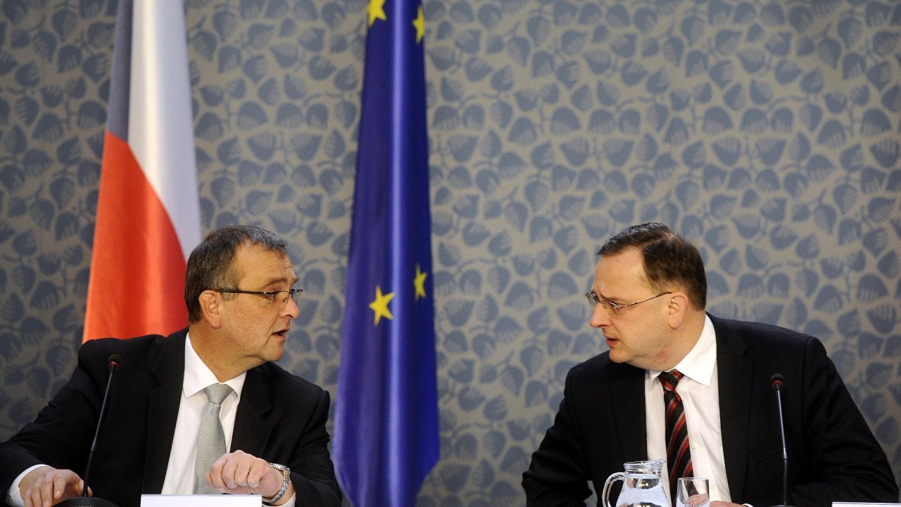 Ministr financ Miroslav Kalousek (vlevo) a premir Petr Neas vystoupili v Praze na konferenci Nrodn ekonomick rady vldy (NERV) k problematice dluhov krize a dopadm na eskou republik