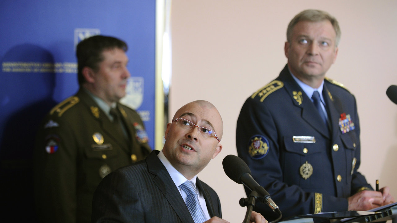 Bval nmstek ministerstva obrany Martin Bartk (uprosted) a f generlnho tbu armdy Vlastmil Picek (vpravo)