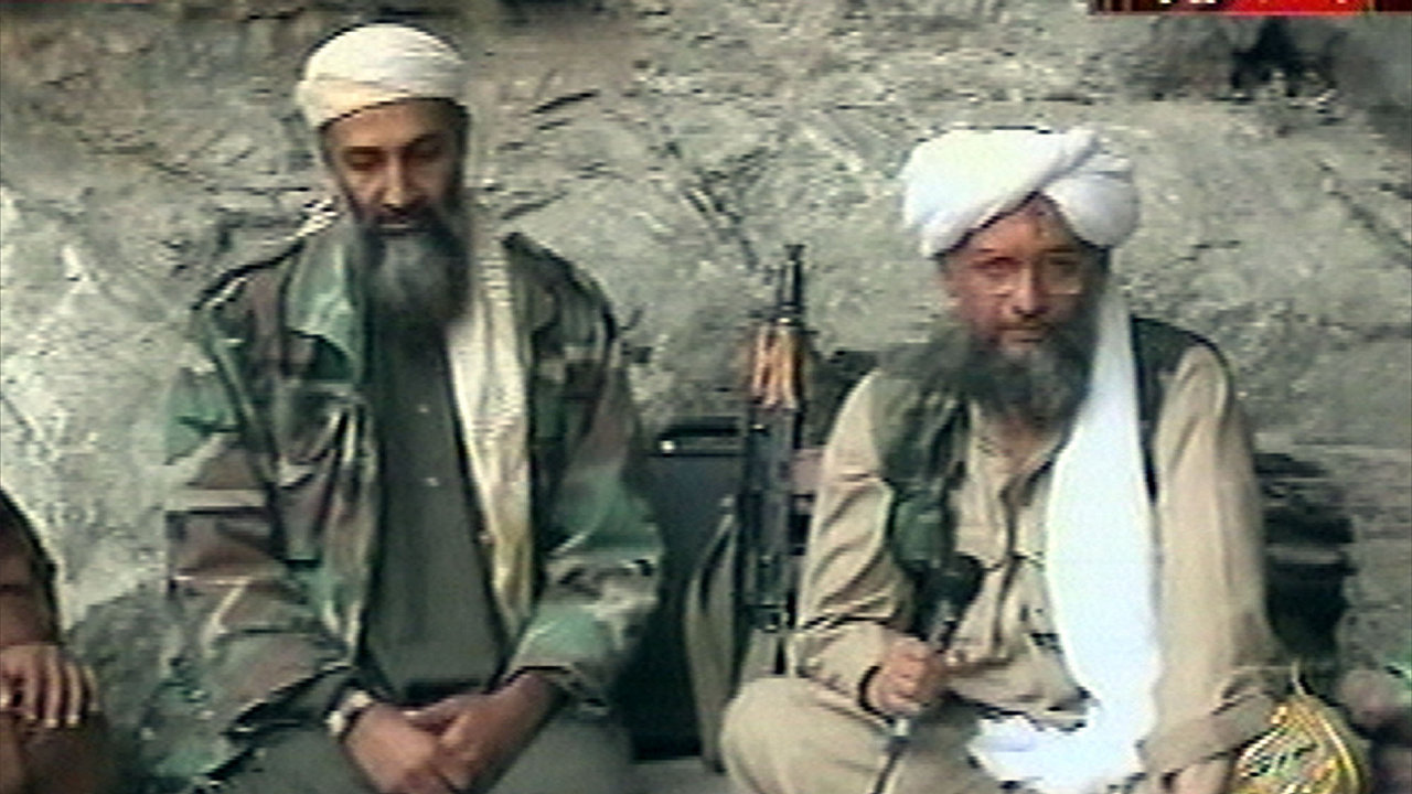 Usma bin Ldin se svou pravou rukou Ajmnem Zavahrm v roce 2001
