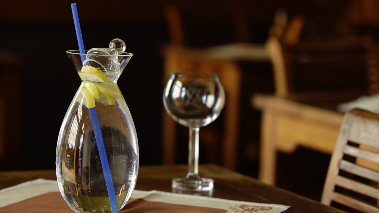 Ve vinrn U Pot na Praze 7 poskytuj vodu z kohoutku dokonce i v karaf a s citronem.