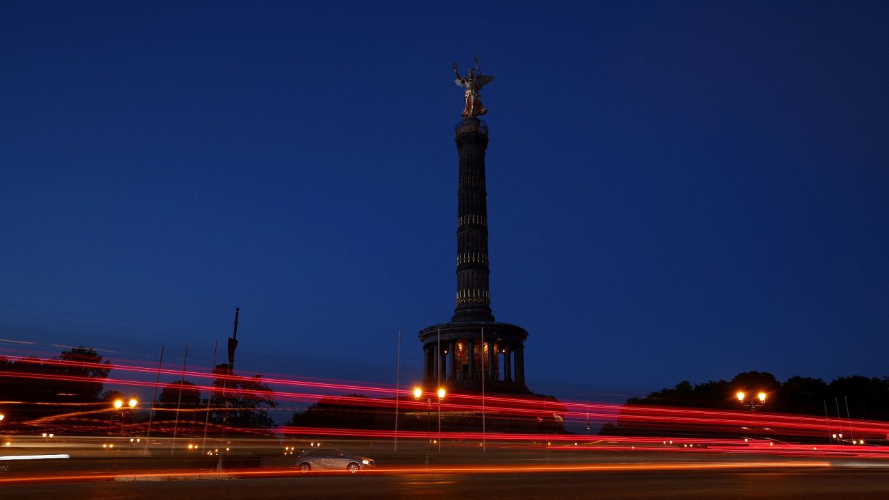 Berlín vypnul osvìtlení 200 historických budov, soch a památníkù. Na snímku Vítìzný sloup