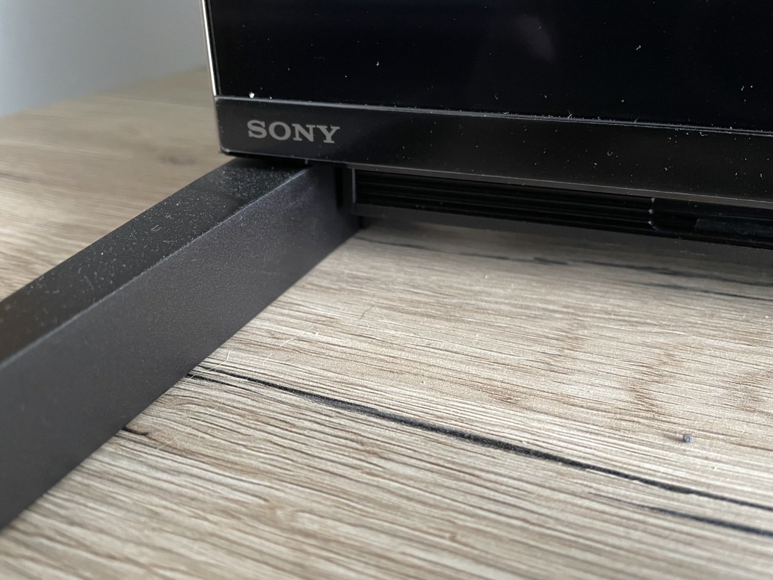 Sony Bravia Z9K je nejstabilnj s nohama podstavce na krajch v nzk poloze, to ale vyluuje pouit soundbaru