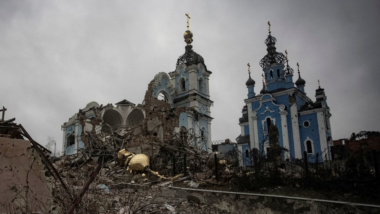 Znièený pravoslavný kostel v ukrajinské vesnici Bohorodyène.