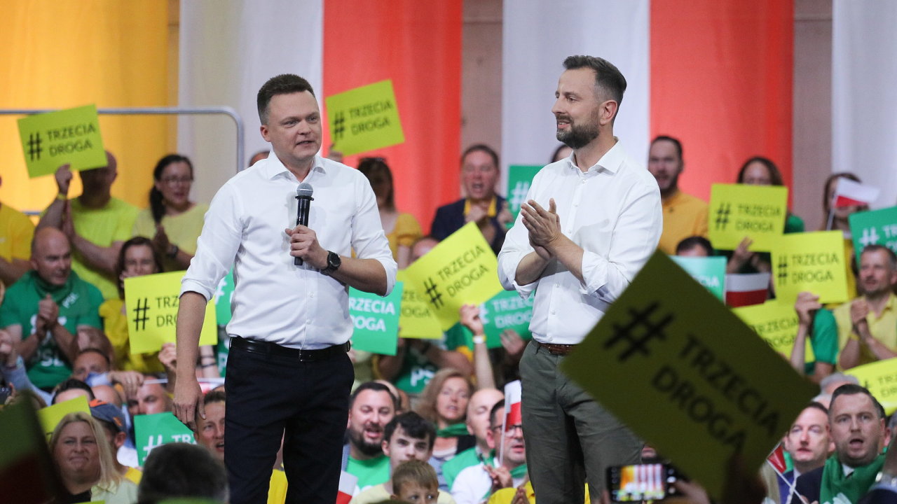 Pedseda Polsk lidov strany (PSL) Wladyslaw Kosiniak-Kamysz a ldr hnut Polsko 2050 Szymon Holownia bhem spolenho politickho sjezdu pod heslem 