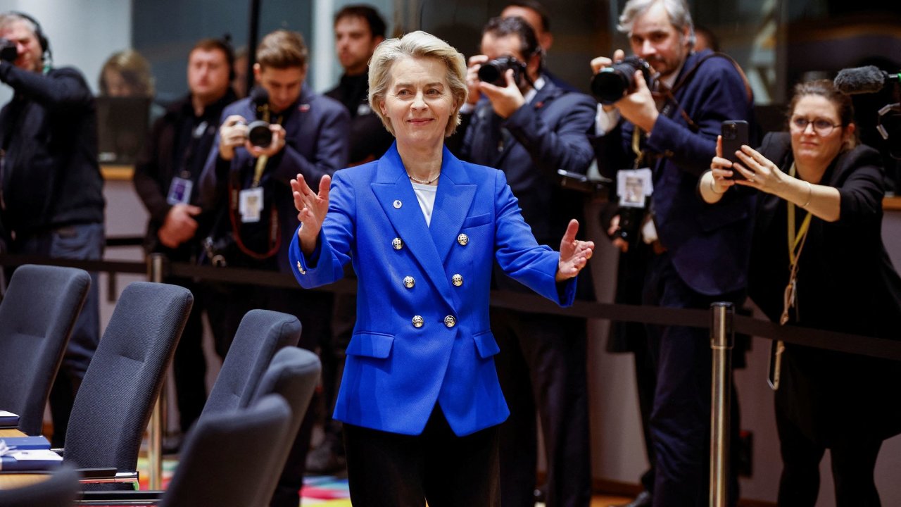 fka Evropsk komise Ursula von der Leyenov chce omezit normy, kter pedtm jej komise sama navrhla a zem EU schvlily.