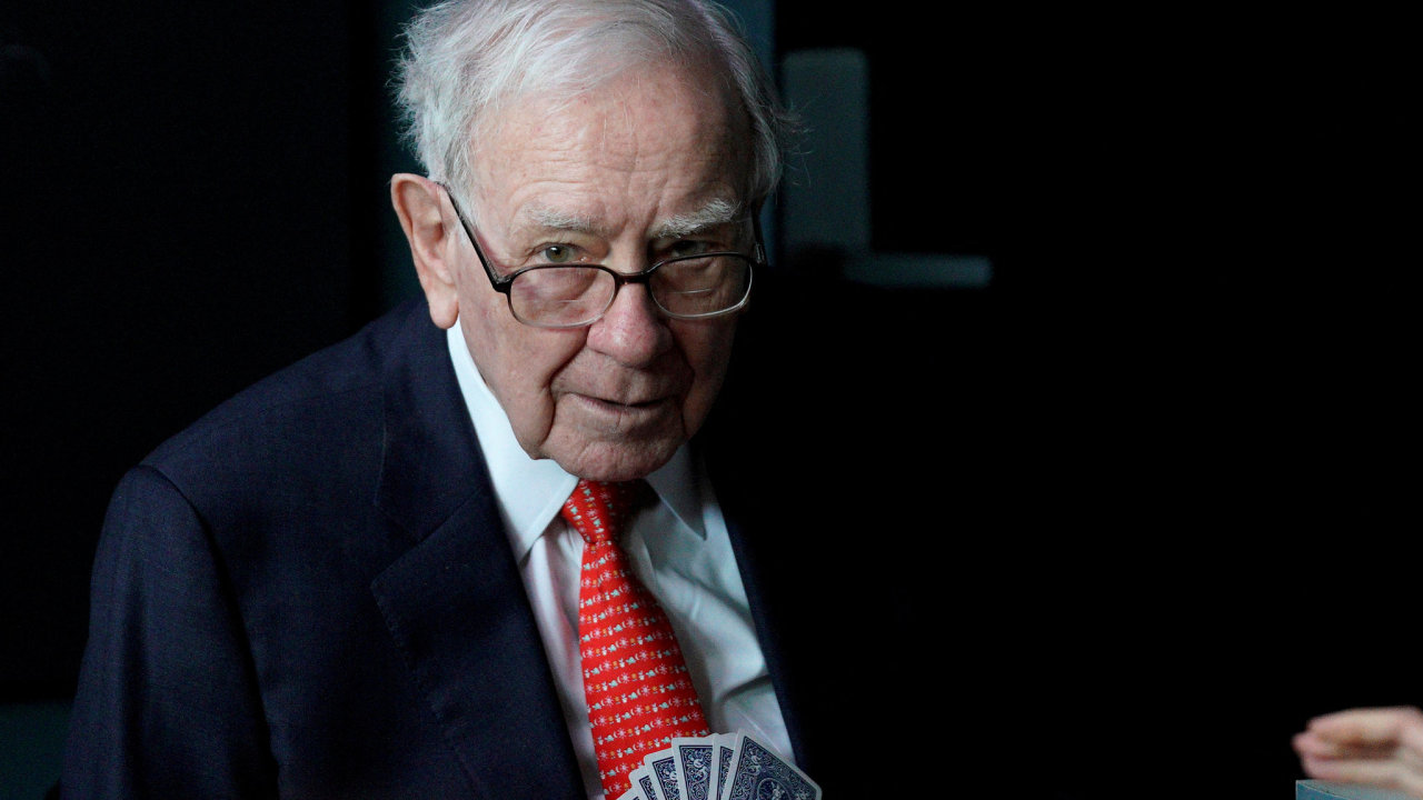 Warren Buffett pat mezi nejsledovanj investory na svt. V poslednm roce se ale do velkch nkup akci nehrne.