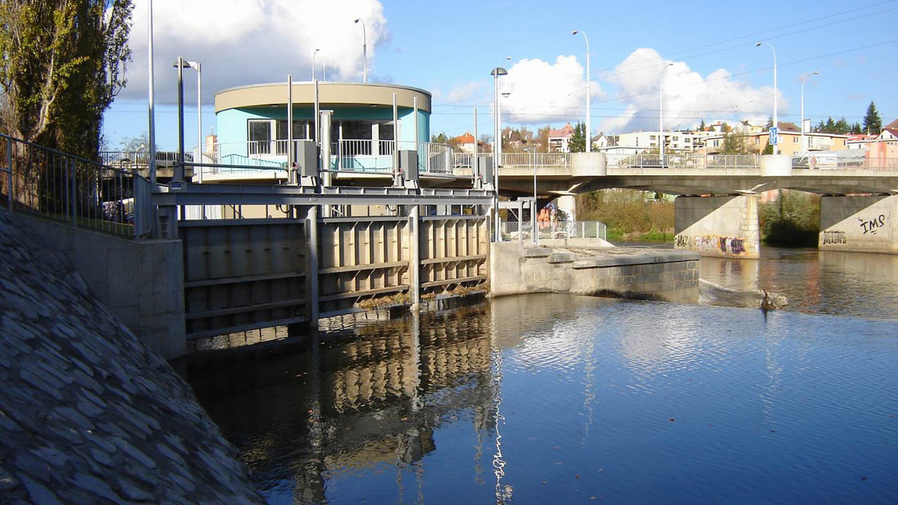 Obnoviteln energie. Mal vodn elektrrna Doudlevce umstn na levm behu eky Radbuzy m instalovan vkon 2 x 110 kW pi spdu turbny dva metry.