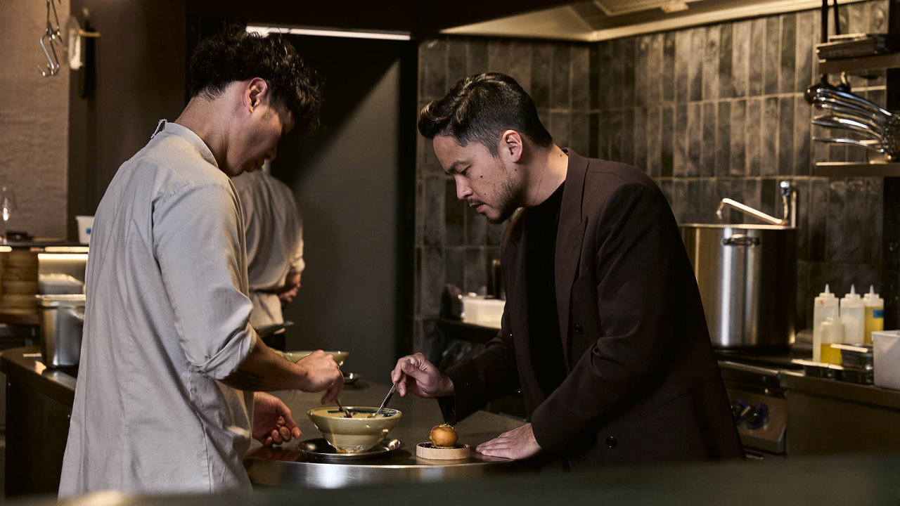 Khanh a Giang Ta v kuchyni sv�ho podniku Taro