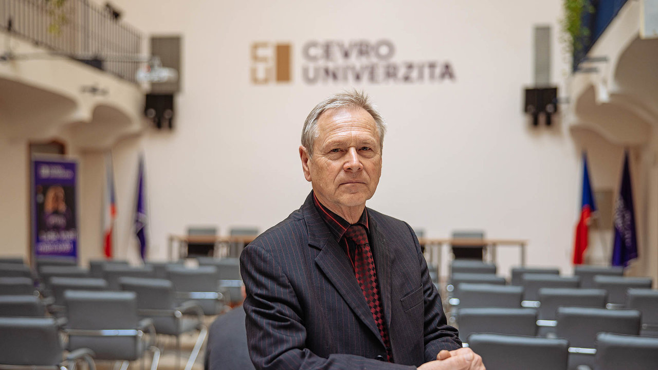 B�val� n��eln�k gener�ln�ho �t�bu Arm�dy �R Ji�� �ediv� ��k�, �e ochota obyvatel br�nit zemi je u n�s vy��� ne� t�eba v sousedn�m N�mecku.